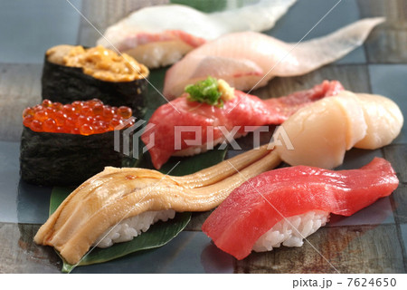 魚　魚料理　寿司　お祝い寿司　にぎり寿司　和食　刺身　日本料理　寿司盛り合わせ　高級食材 7624650