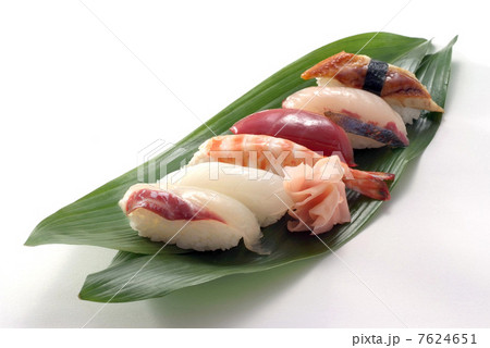 魚　魚料理　寿司　お祝い寿司　にぎり寿司　和食　刺身　日本料理　寿司盛り合わせ 7624651