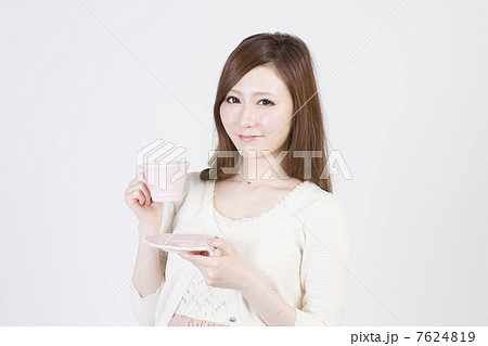 ティーカップを持つ若い女性の写真素材