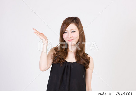 右手のひらを右横に掲げる若い女性 右手のひらを右横に掲げる若い女性 7624832