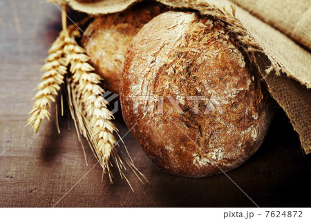 Freshly baked bread 7624872
