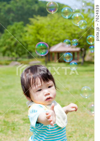 子供とシャボン玉 子供とシャボン玉 7624939