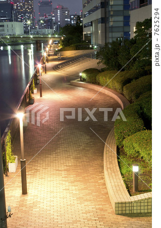 東京ベイエリア、夜の遊歩道 7625294