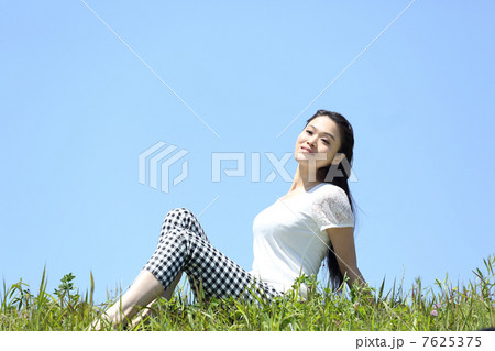 夏　青空と若い女性 7625375