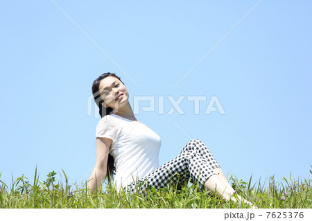 夏　青空と若い女性 7625376