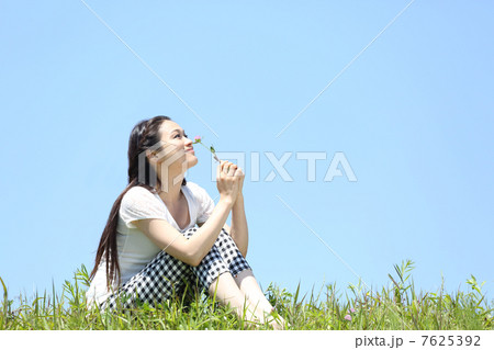 夏　青空と若い女性 7625392