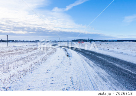 Countryside road through winter field 7626318