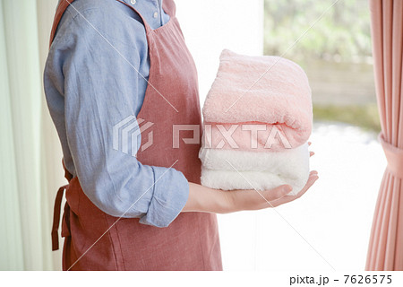 タオル持つ主婦 タオル持つ主婦 7626575