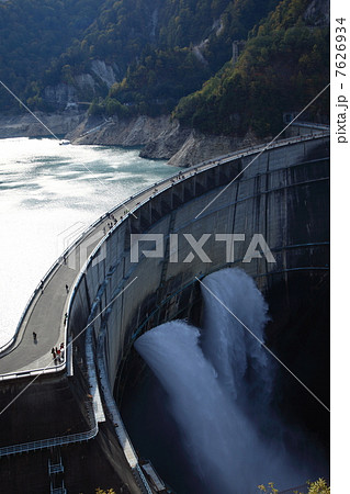 黒部ダムの放水 7626934