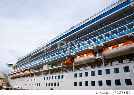 Luxury cruise Ship 7627366