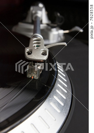 Turntable playing vinyl record with music 7628558