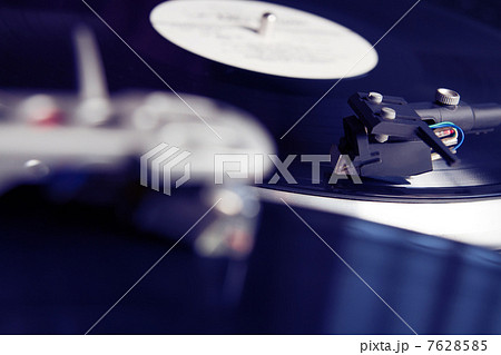 Turntable playing vinyl record with music 7628585