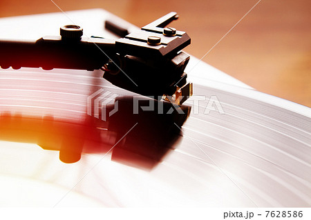 Turntable playing vinyl record with music 7628586