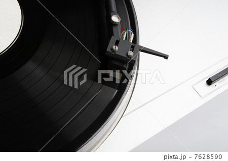 Turntable playing vinyl record with music 7628590