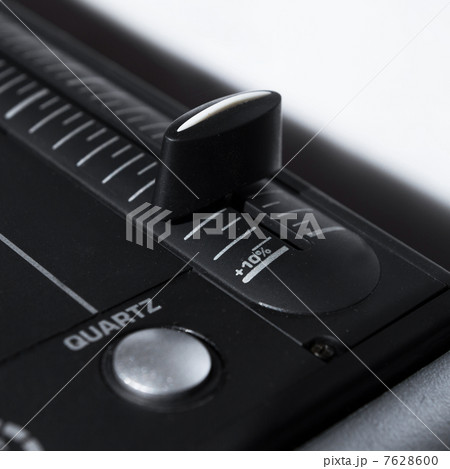 Turntable playing vinyl record with music 7628600