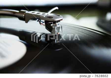 Turntable playing vinyl record with music 7628602