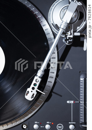 Turntable playing vinyl record with music 7628614