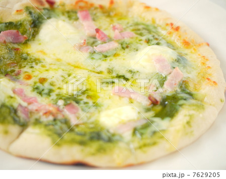 ベーコンとバジルソースのピザ ベーコンとバジルソースのピザ 7629205