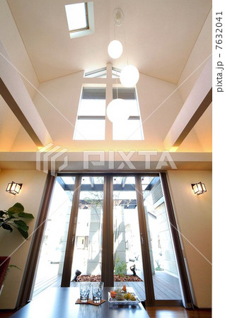家 モデルハウス ダイニング リビング 明かり取り ライフスタイル ダイニングルーム 窓の写真素材