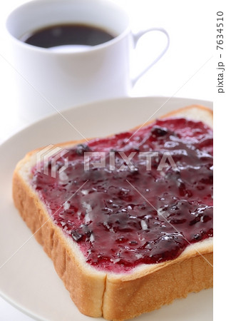 パンとブルーベリージャム 7634510