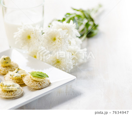 Several canapes and glass of milk 7634947