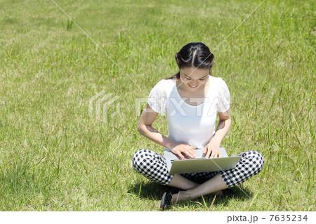 野外でパソコンをする女性 野外でパソコンをする女性 7635234