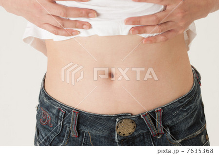 中年女性のお腹 7635368