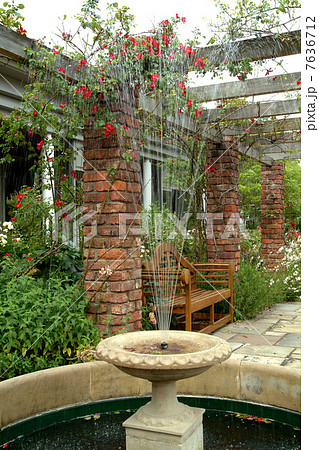 イングリッシュガーデン ガーデン バラ 花壇 庭 噴水 英国式庭園 煉瓦 ベンチ オブジェの写真素材