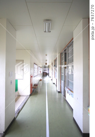 小学校の廊下 7637270