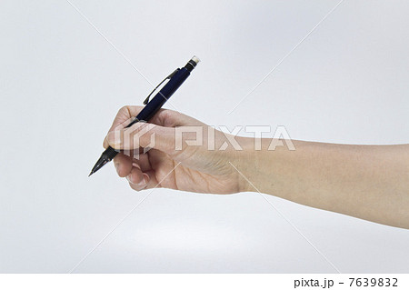 シャープペンを持つ手の写真素材