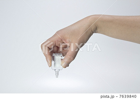 目薬を持つ手 7639840