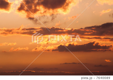 Dramatic sunset over the sea 7640089