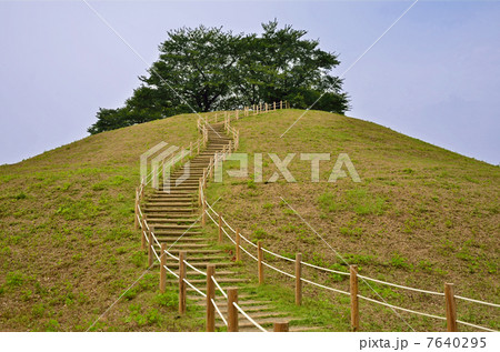 さきたま散歩 丸墓山古墳の写真素材