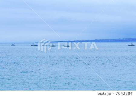 帰港する漁船 7642584