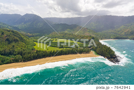 ハワイ　カウアイ島　ルマハイビーチ　空撮 7642941
