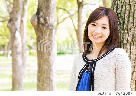 公園でリラックスする女性 公園でリラックスする女性 7642987