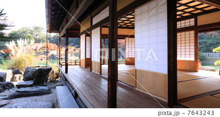 特別名勝「栗林公園」掬月亭の掬月より紅葉の南湖を望む 7643243