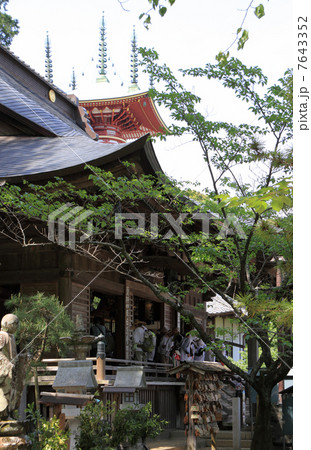 四国霊場第23番札所「薬王寺」本堂前のお遍路さんと瑜祇塔 7643352