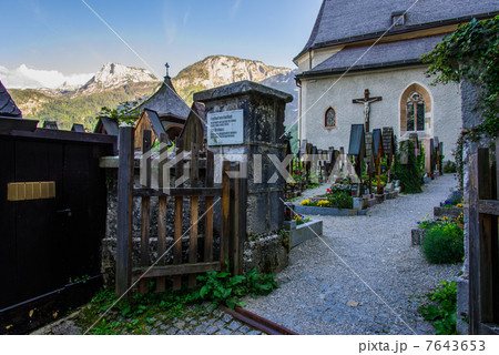オーストリア ハルシュタット湖を望む教会墓地 オーストリア ハルシュタット湖を望む教会墓地 7643653