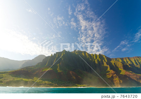ハワイ　カウアイ島　ナパリコースト　カララウビーチ 7643720