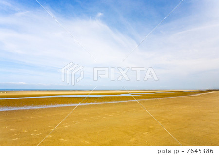 sand beach of English Channel 7645386