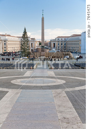 view on Saint Peter Square with Christmas tree 7645475