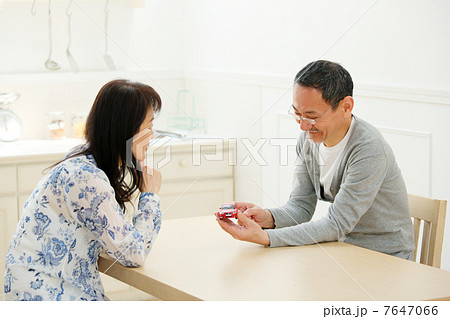 ミニカーを見るシニア夫婦 ミニカーを見るシニア夫婦 7647066
