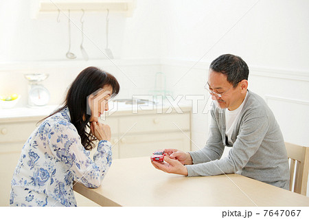 ミニカーを見るシニア夫婦 ミニカーを見るシニア夫婦 7647067