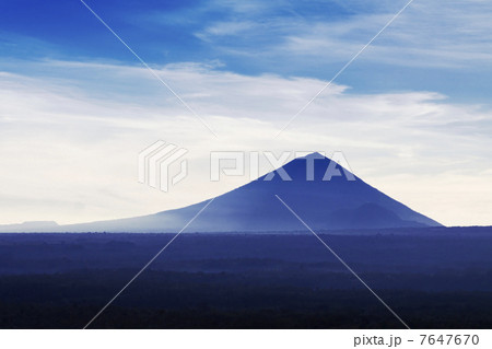Agung volcano 7647670