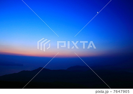 夜明けの月 7647905