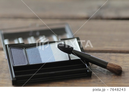 新品の寒色系アイシャドウとチップ　化粧品 7648243