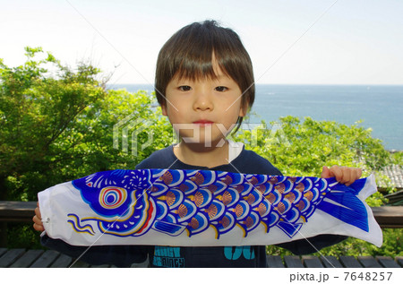 子供と鯉のぼり 7648257