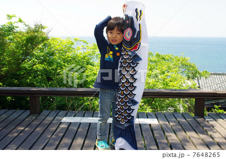子供と鯉のぼり 7648265