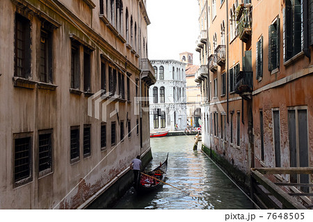 イタリア、ベネチアの水路とゴンドラ 7648505